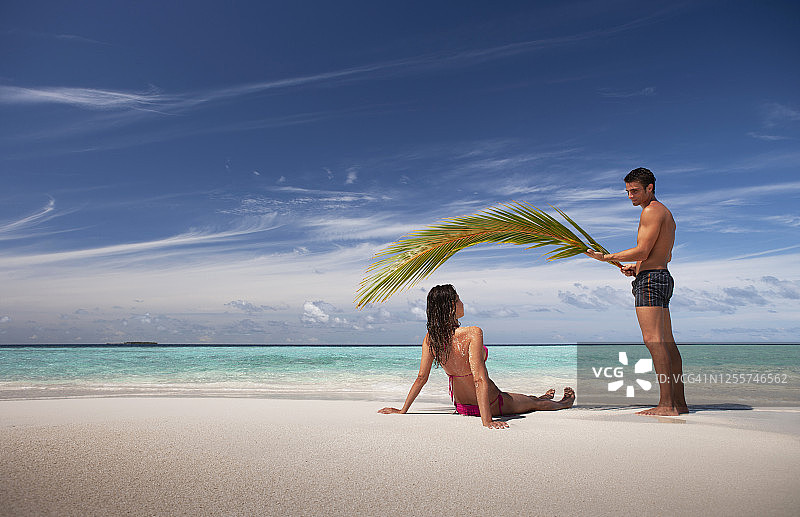 一对情侣在热带海滩上图片素材