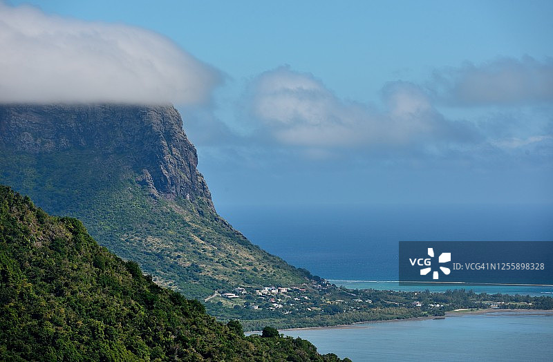 桌山、海滨、蓝天白云下的毛里求斯图片素材