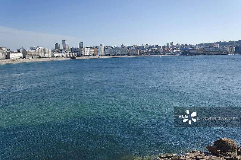 从Orzan海滩看到La Coruña城市图片素材