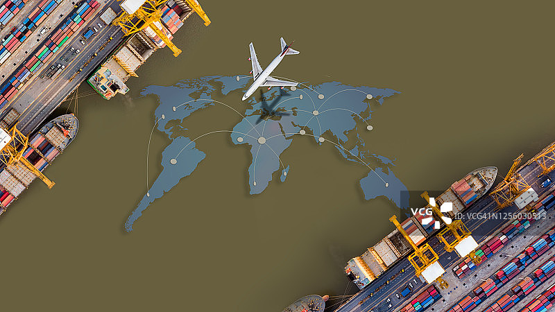 鸟瞰图和俯视图货运飞机飞越船舶港口的进出口业务和物流国际货物。用起重机将货物运到港口图片素材