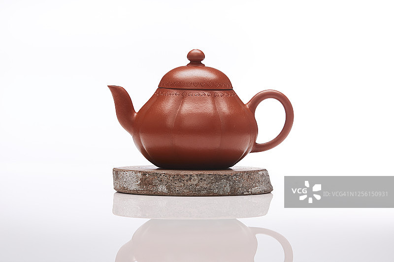 中国陶壶孤立在白色背景上。图片素材