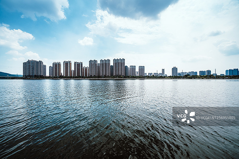 城市映在湖面上图片素材