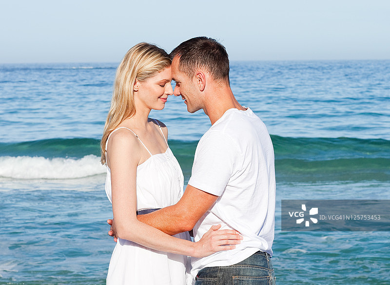 亲密的恋人在海滩上拥抱图片素材
