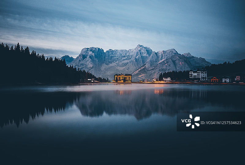 意大利Dolomites的米苏里纳湖的日出图片素材