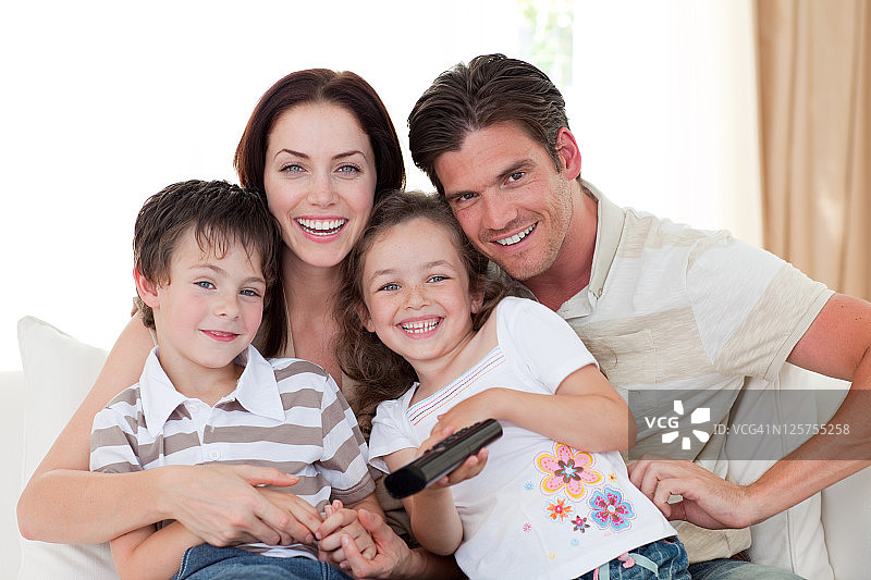一个快乐的家庭在看电视图片素材