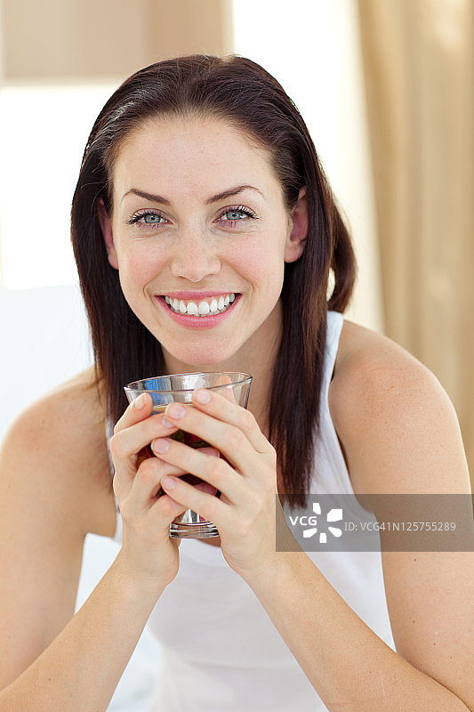 微笑的女人在喝茶图片素材