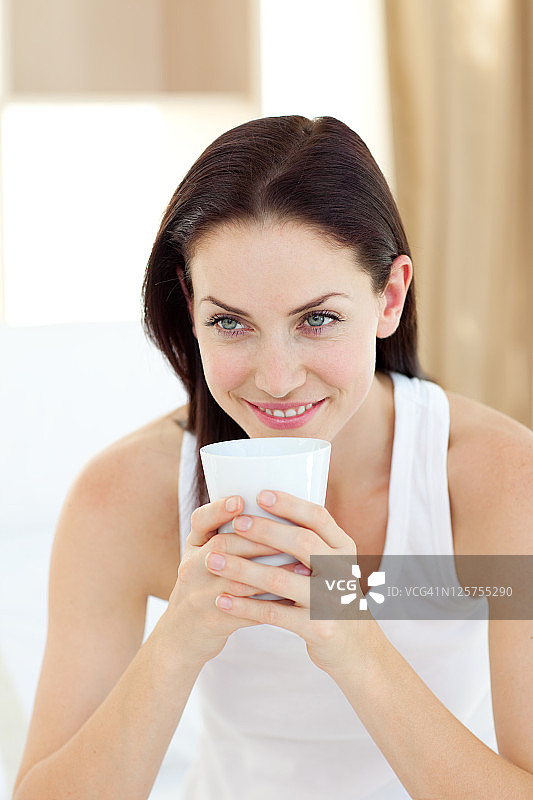 容光焕发的女人在喝咖啡图片素材