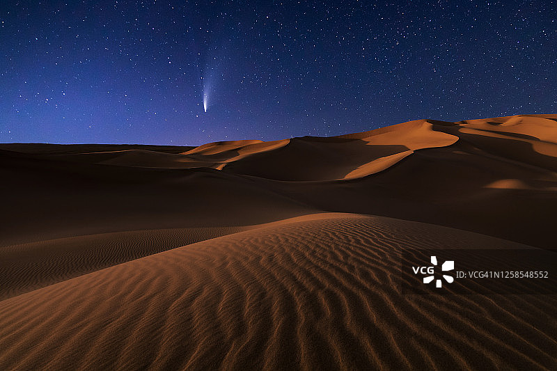 彗星Neowise C/2020 F3夜间在沙漠沙丘上空图片素材