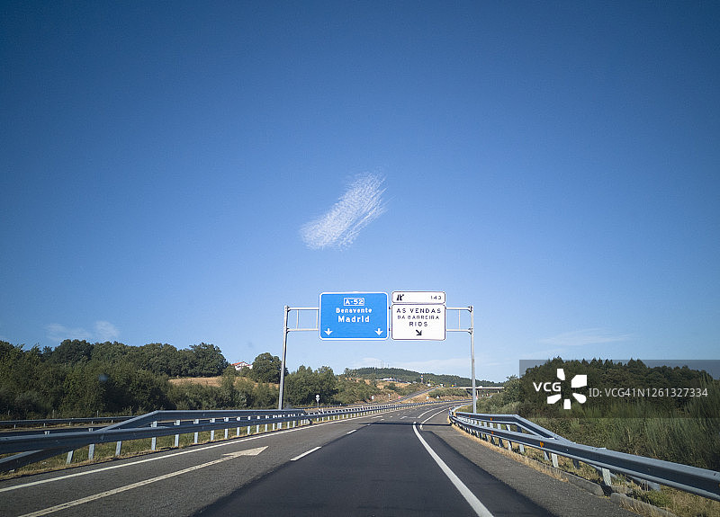 前往马德里的路标(a -52是一条高速公路)图片素材