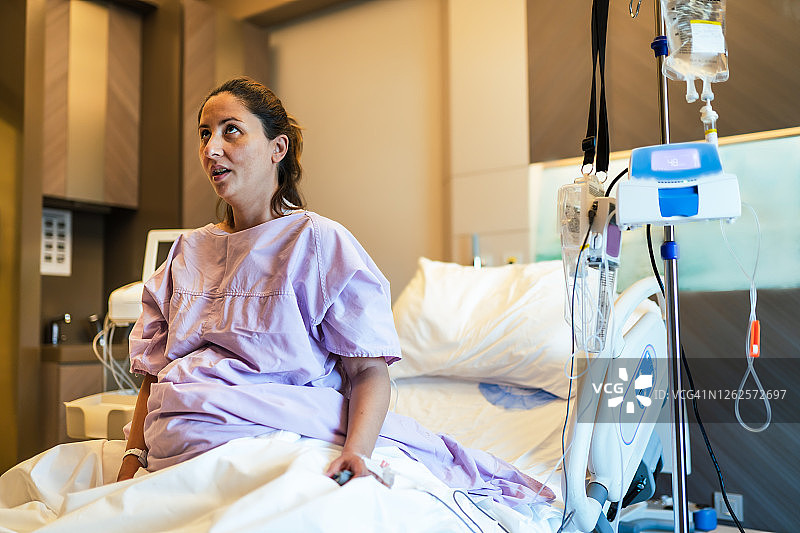 年轻孕妇在医院病房和准备分娩婴儿。图片素材