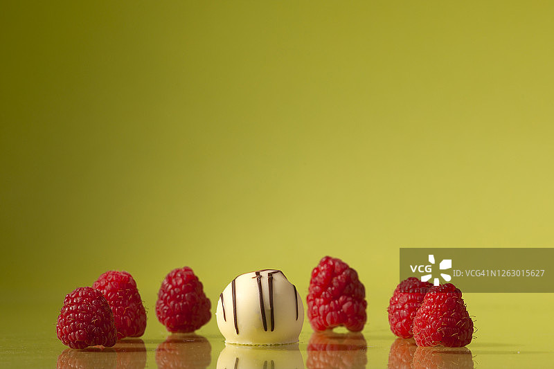 白巧克力和水果浆果图片素材