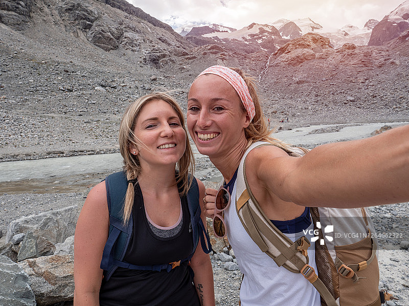 两个徒步旅行的女人在自拍全景图片素材