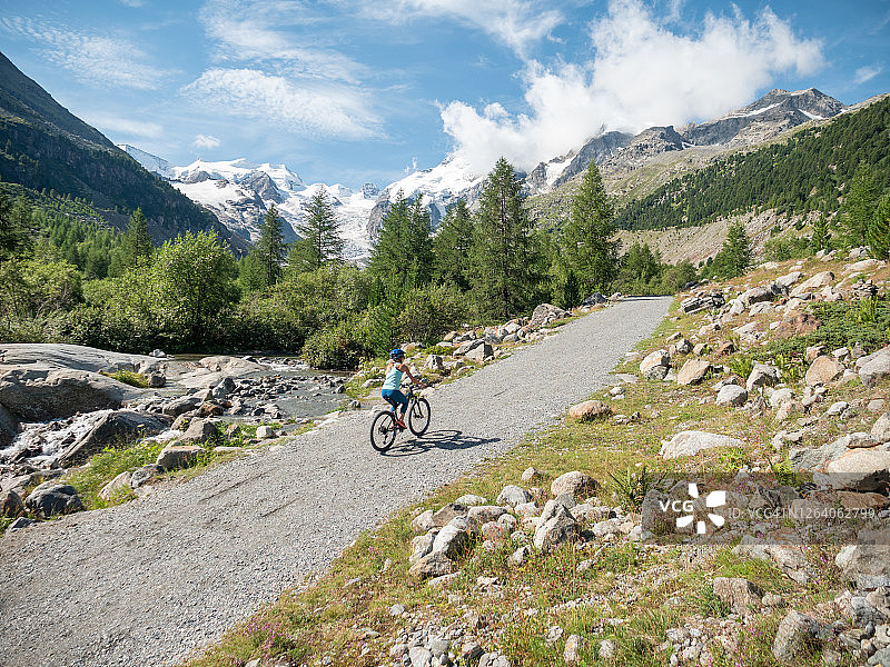 在瑞士骑山地车图片素材