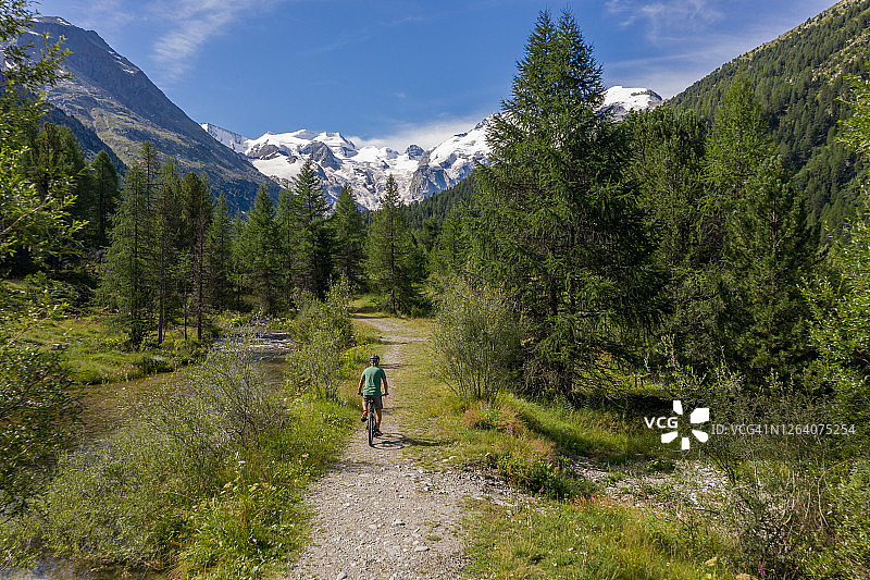 瑞士山地自行车手的无人机鸟瞰图图片素材