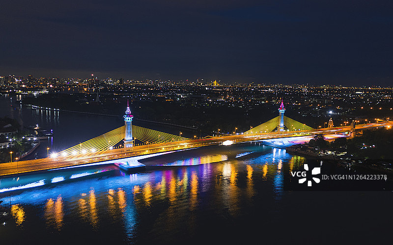 空中俯瞰道路或连接桥梁到城市在晚上的户外旅行或交通概念。图片素材