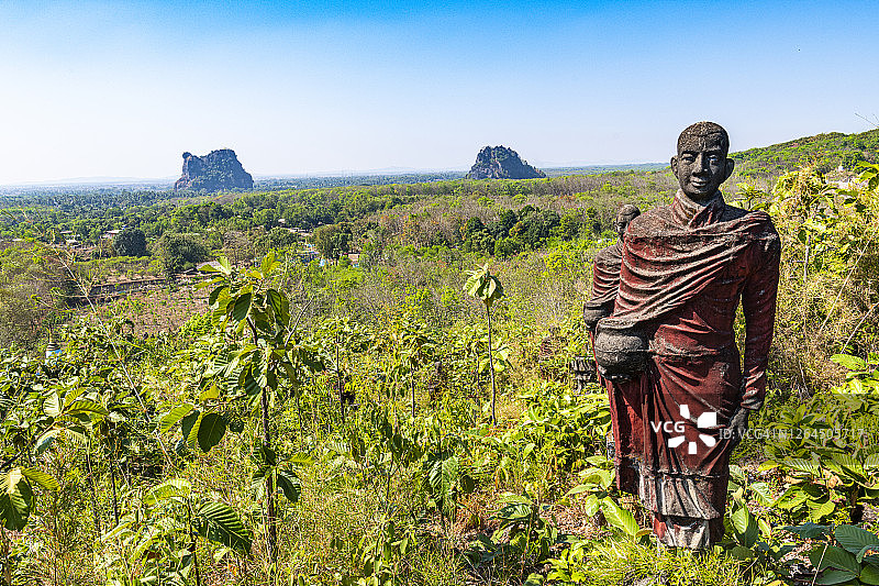 缅甸，孟邦，毛淡棉外，佛教僧侣雕像在温盛陶亚野外图片素材