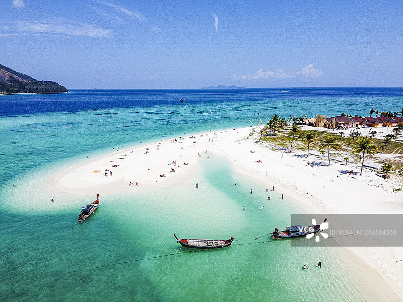 泰国，沙顿省，Ko Lipe，人们在夏天放松的北角海滩鸟瞰图图片素材