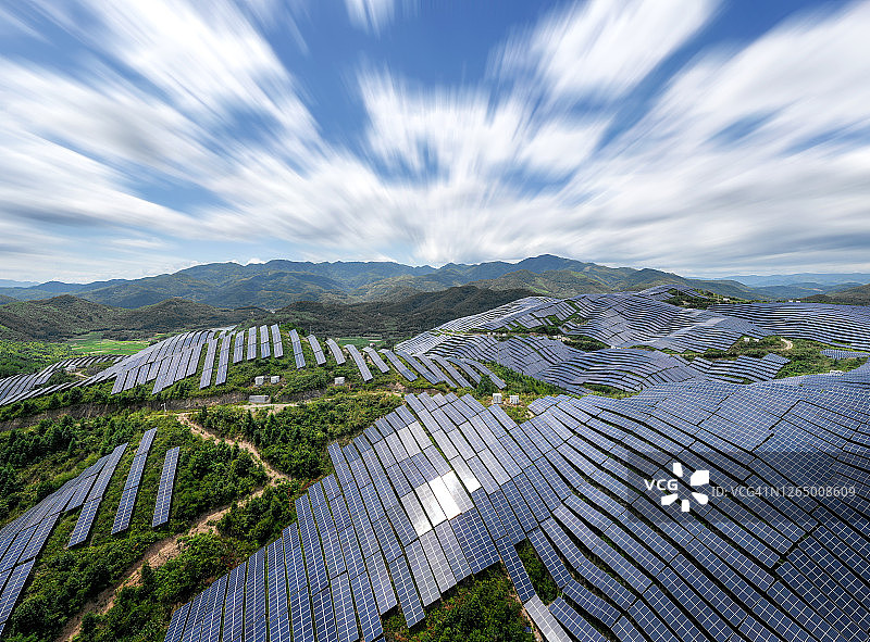 太阳能发电站鸟瞰图图片素材