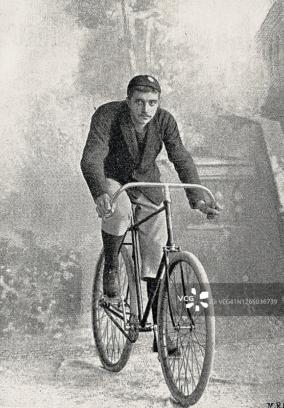 自行车手m·j·贾科夫，在室外看着摄像机图片素材
