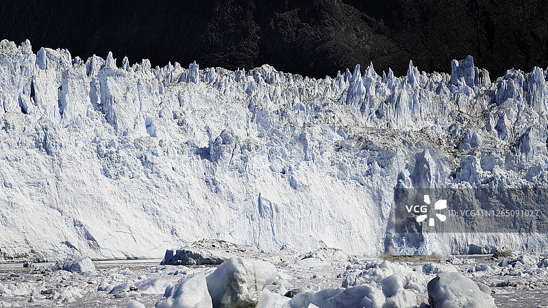 因气候变化导致的埃奇冰川崩解图片素材