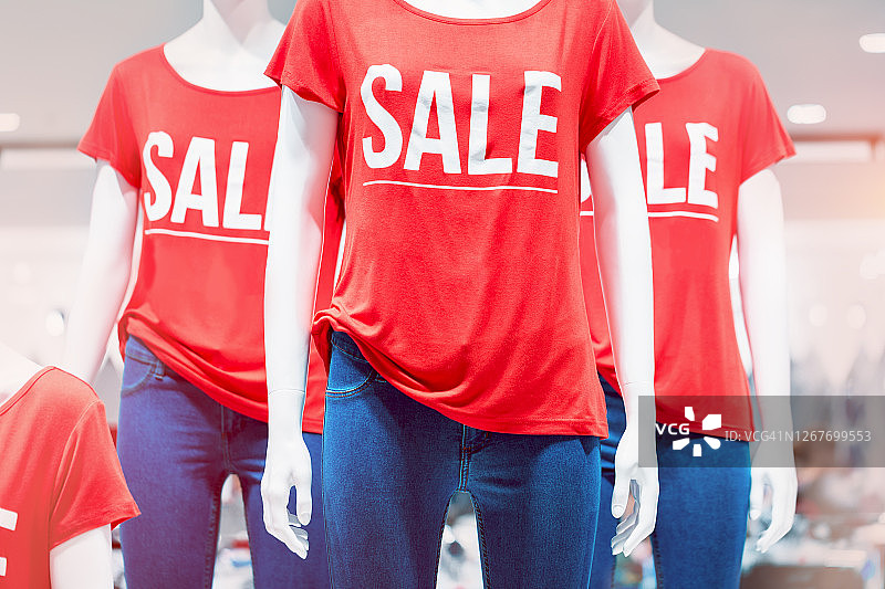 商店人体模型上的红色t恤上的促销词图片素材