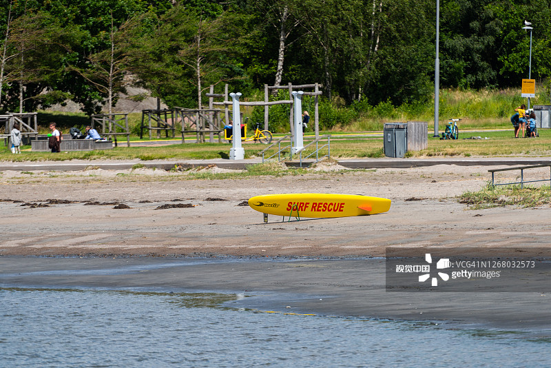 海滩上的黄色冲浪板，上面写着“冲浪救援”图片素材