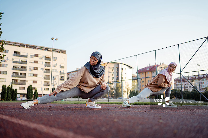 穆斯林运动妇女准备锻炼图片素材