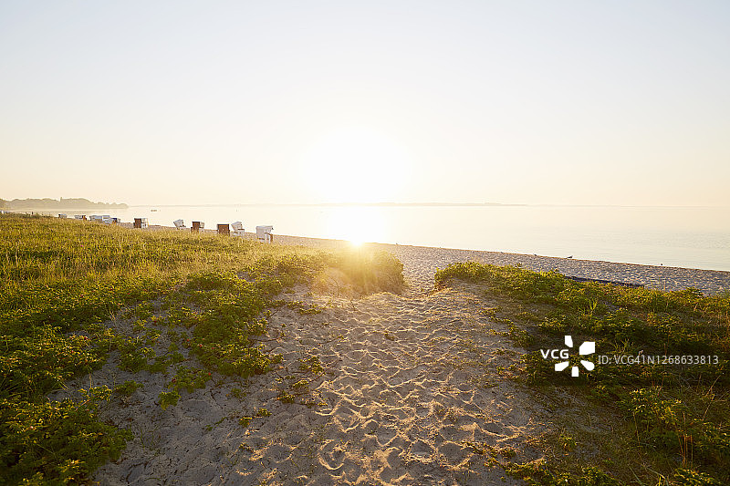 日落时分通往海滩的田园诗般的小径图片素材