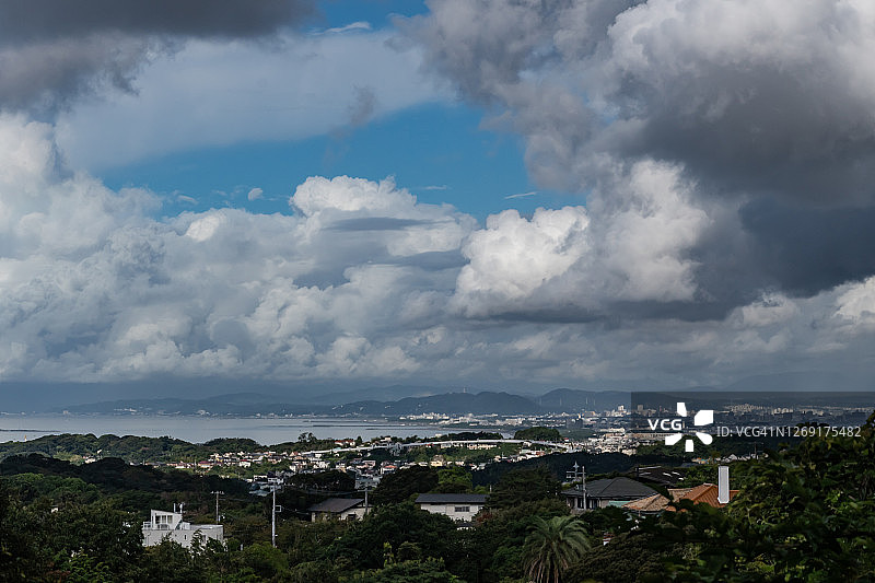 日本神奈川县海边住宅区上的积云图片素材