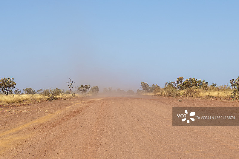 长乡村公路在干燥，干旱地区的澳大利亚图片素材