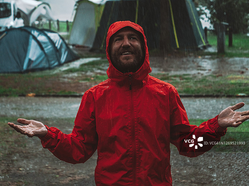 一幅男人在露营时被困在暴风雨中的肖像图片素材