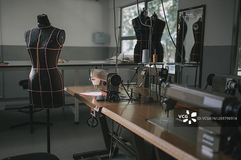 服装设计学院教室车间用缝纫机图片素材