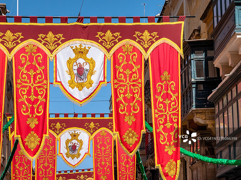 马耳他岛街道上的庆祝和盛宴。瓦莱塔街道上装饰着五颜六色的横幅图片素材