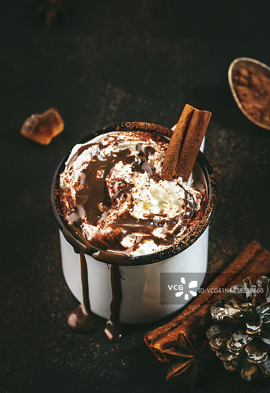 金属杯装热巧克力，奶油和可可粉。冬天和秋天的时候。圣诞节的温暖的饮料。本空间图片素材