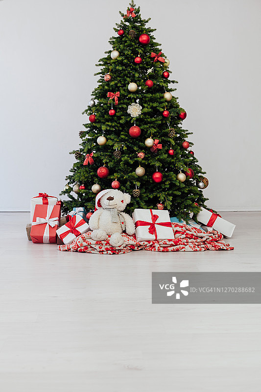 房子内部用绿色的圣诞树装饰和礼物图片素材