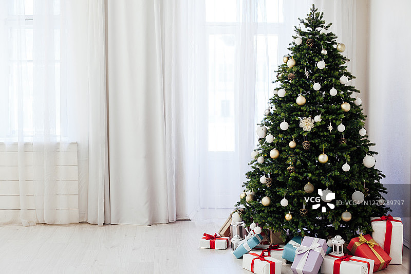 圣诞室内的白色房间，绿色的圣诞树与红色的礼物，为新年装饰冬季假期图片素材