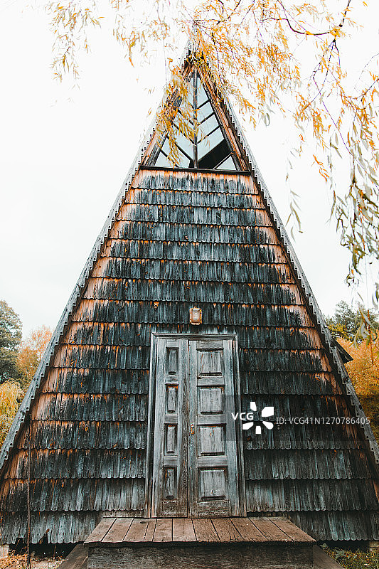 湖边美丽的三角形老房子，秋天的颜色图片素材