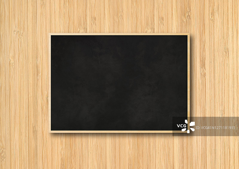传统的黑板孤立在木制背景上图片素材