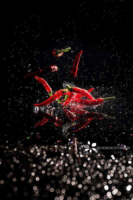 红辣椒在水中飞溅图片素材