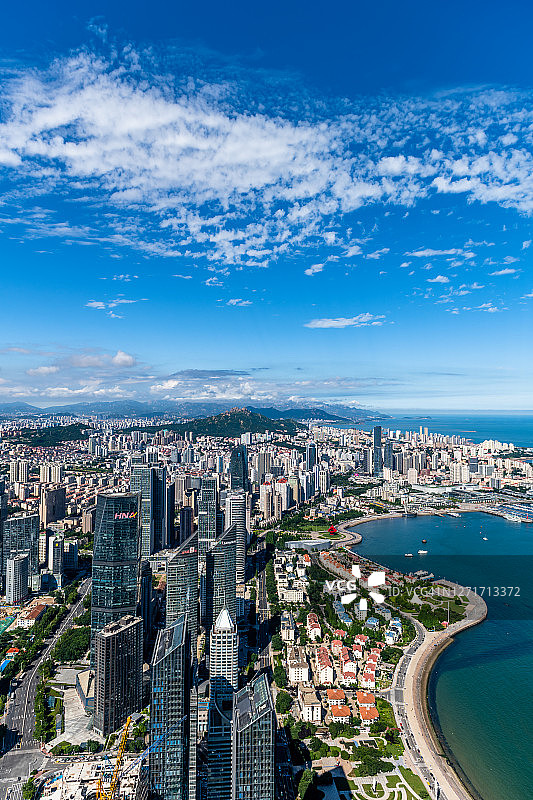 高角度的城市景观在青岛，山东，中国图片素材