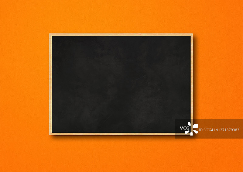传统的黑板隔离在橙色背景上图片素材