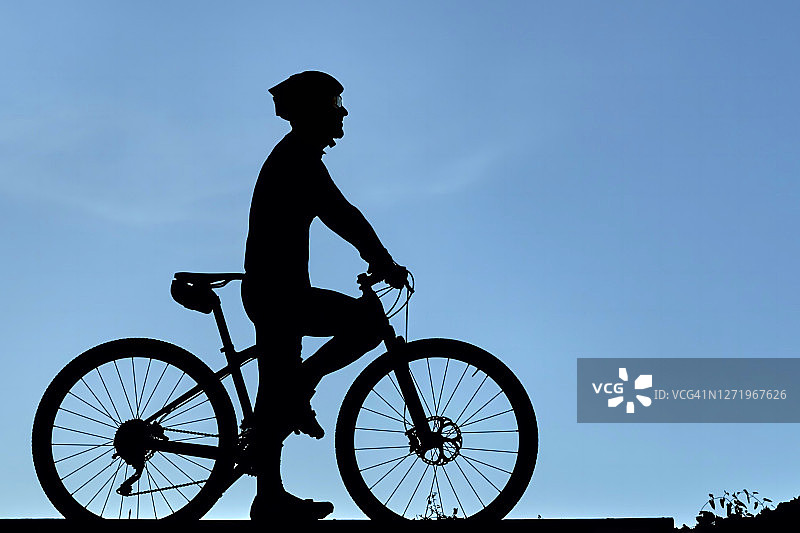 骑自行车的人的剪影图片素材