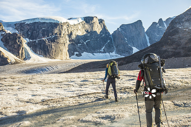 两名登山者探索奥尤图克国家公园的后视图图片素材