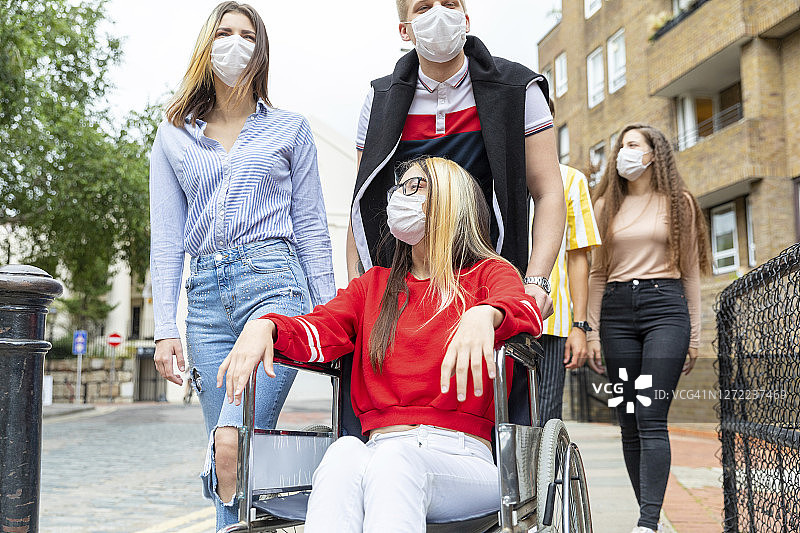 男女朋友带着残疾女性面具进城图片素材
