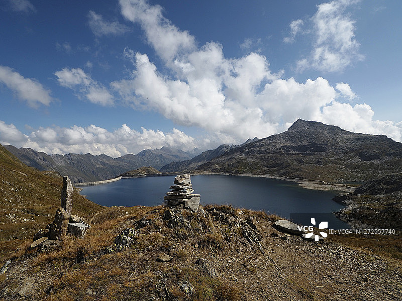 位于阿尔卑斯山脉帕索德尔纳雷特山口的巨石凯恩斯图片素材