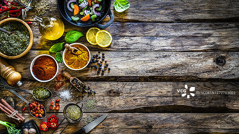 烹饪背景:多色香料，香草和蔬菜在质朴的木桌上。本空间图片素材
