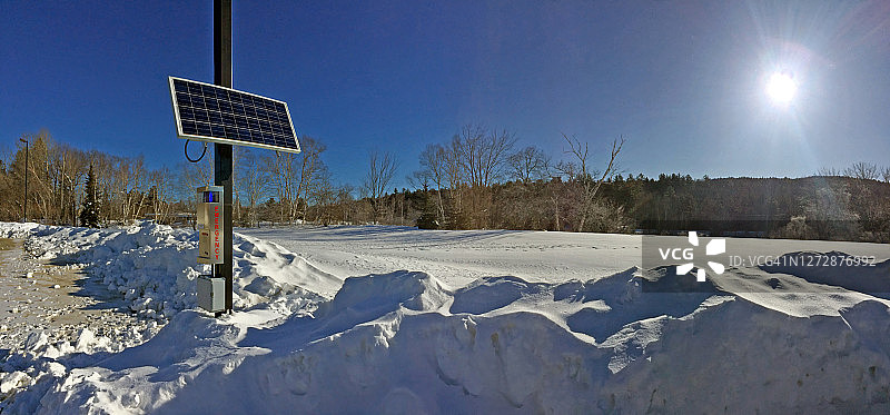 冬季在新罕布什尔州柏林的室外电线杆上安装太阳能电池板发电图片素材