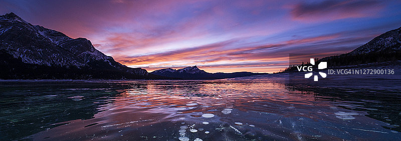 冬天日出的亚伯拉罕湖图片素材