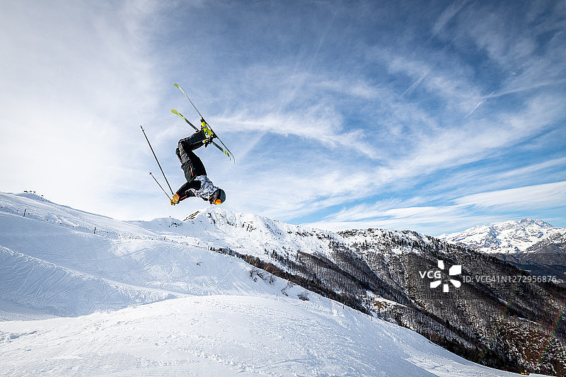 滑雪者在阿尔卑斯山滑雪胜地做后空翻，阿尔佩迪梅拉，皮埃蒙特，意大利图片素材
