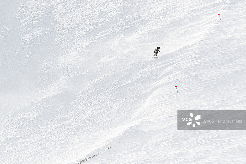 从山上滑下来的滑雪板图片素材
